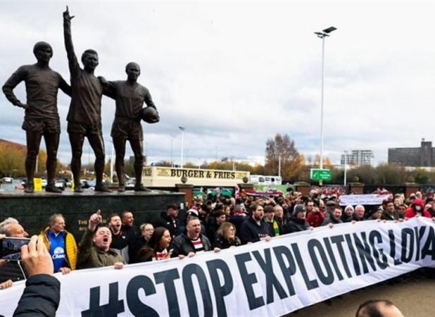 تجمع اعتراضی هواداران منچستریونایتد بیرون اولدترافورد