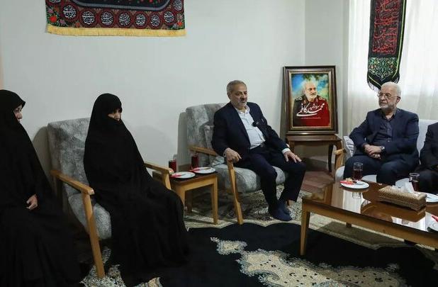 مومنی: پیروزی در جنگ را مدیون شهدایی مثل شهید حاجی‌زاده هستیم