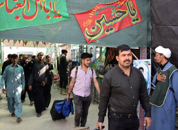 زائران پاکستانی هنگام ورود به ایران، معاینه می‌شوند