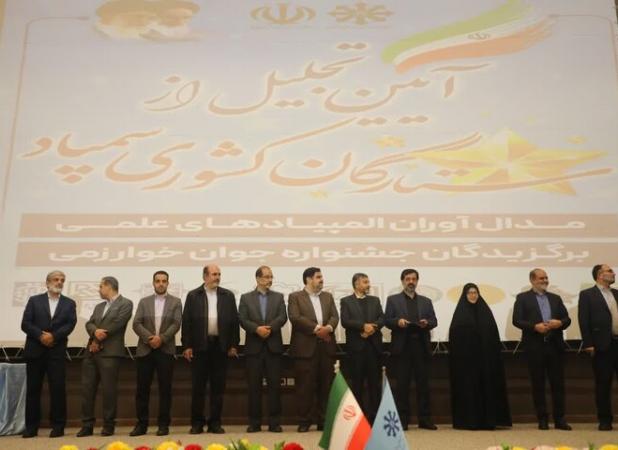 مدال آوران المپیادهای دانش‌آموزی در قم تجلیل شدند
