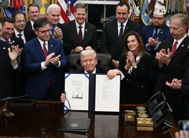 ترامپ فرمان‌های اجرایی با قلم خودکار در زمان بایدن را لغو کرد