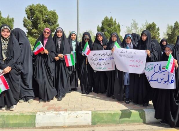 زنجیره انسانی دانشجویان قمی گرد مجتنع غنی سازی شهید علیمحمدی