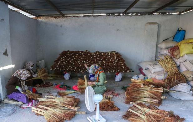 جاروبافی؛ پیشه‌ای کهن در خراسان رضوی