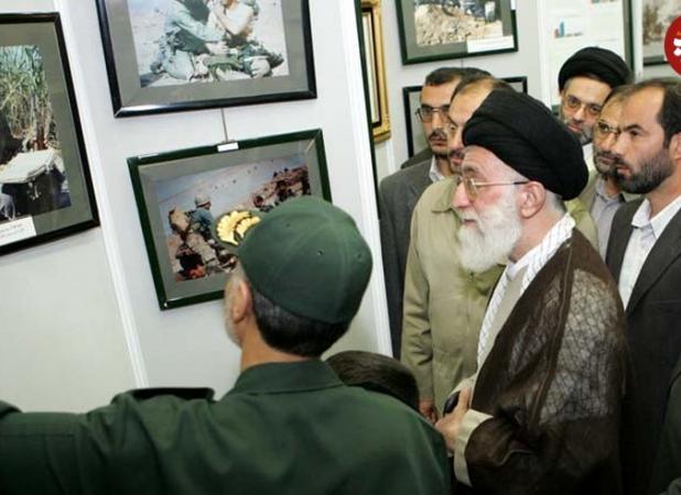 «سردار سلیمانی» و «رهبر انقلاب» در بازدید از موزۀ جنگ کرمان؛ ۲۰ سال قبل