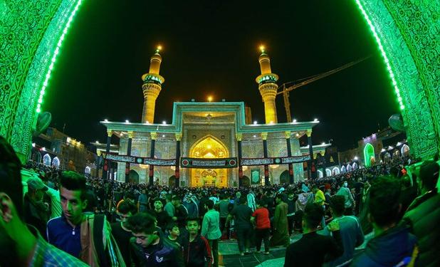 خادمان رضوی پرچم حرم را به کاظمین بردند +فیلم