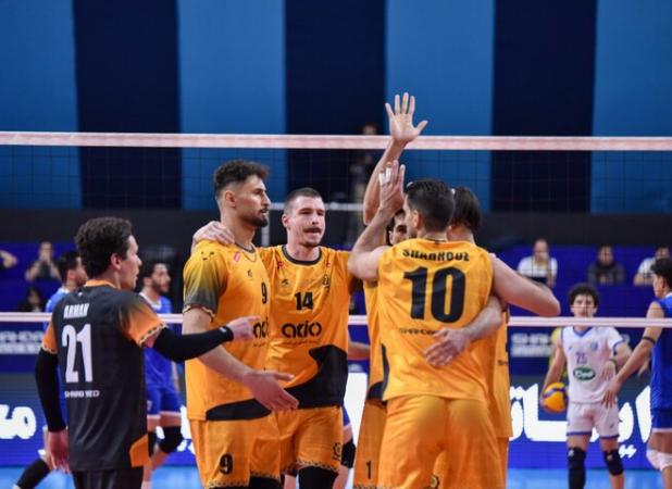 والیبالیست‌ها با یاد صابر کاظمی شروع کردند؛ پیروزی مدعیان در هفته نخست