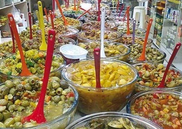 ۲۰ تن ترشیجات غیربهداشتی در کارگاه خانگی اهواز کشف شد