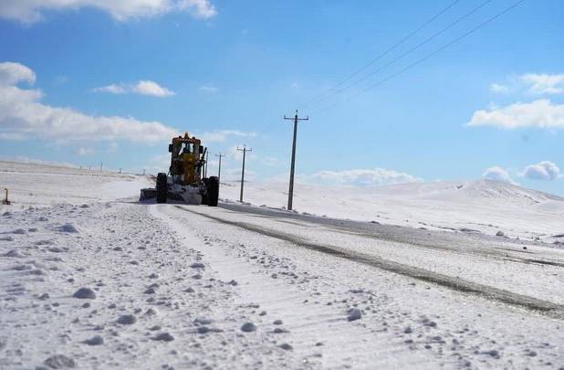 بارش سنگین برف، محورهای یاسوج-چرام و یاسوج-اقلید را مسدود کرد