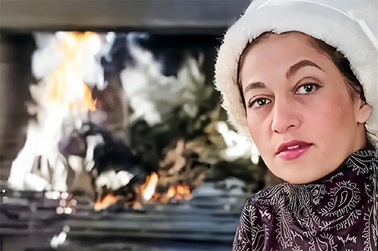 تصویری دیده نشده از مرضیه در حال دم کردن چای، سال ۵۴