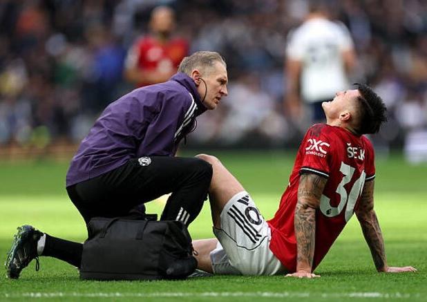 مهاجم گرانقیمت یونایتد یک ماه دور از میادین