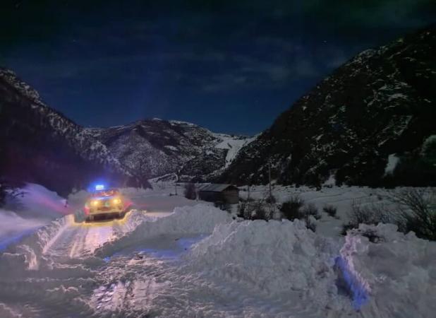 بارش برف و باران جاده های گلستان را لغزنده کرده است