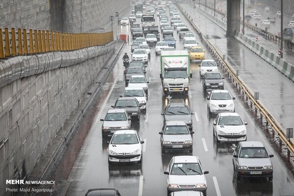 ترافیک سنگین در محورهای مواصلاتی؛ بارش باران در جاده‌های ۲ استان