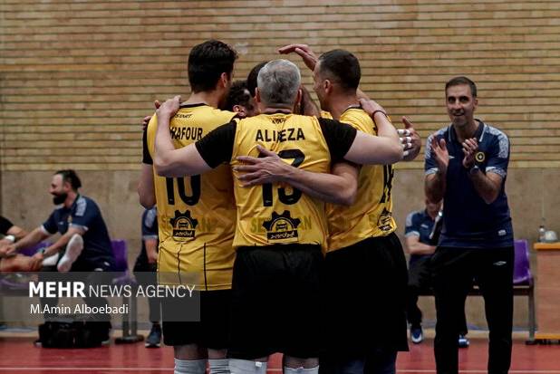 انتقاد سرمربی والیبال سپاهان از تغییر مکرر ساعت بازی‌ها در لیگ