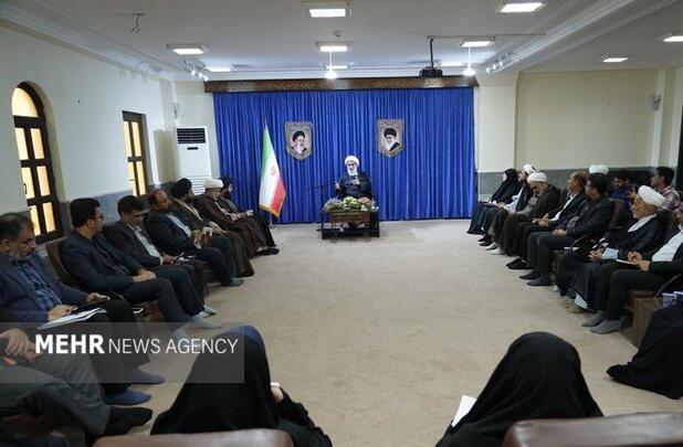 انتقاد امام جمعه بوشهر از برگزاری برنامه‌های نمایشی و بدون خروجی