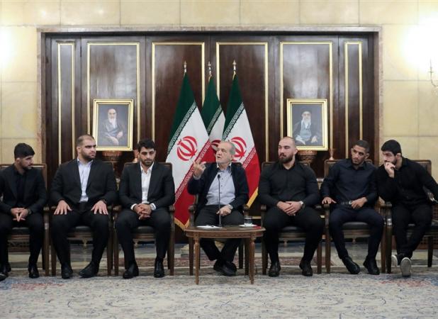 پزشکیان در دیدار تیم ملی کشتی‌: تسلیم‌شدن در وجود ما نیست