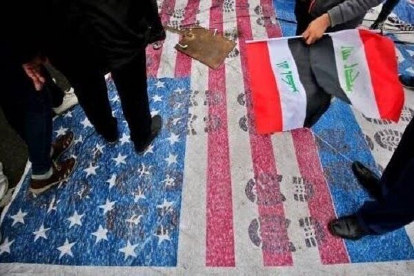 لگدمال شدن پرچم‌های آمریکا و اسرائیل توسط عزاداران حسینی در همدان