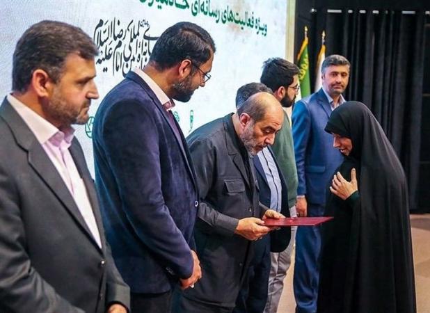تقدیم یک جایزه به محور مقاومت به نیابت از شهید رئیسی
