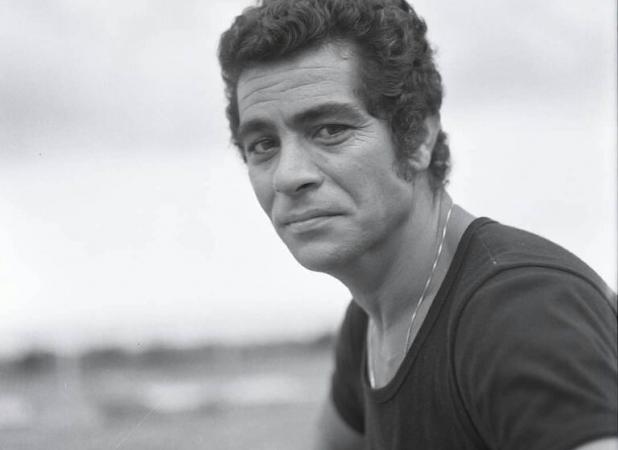 بهروز قبل از شهرت؛ بهروز وثوقی با عبا و عرقچین در تئاتر مدرسه