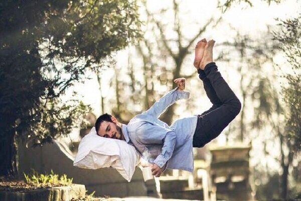 چرا در هنگام خواب عمیق بعضاً حس سقوط می‌کنیم؟