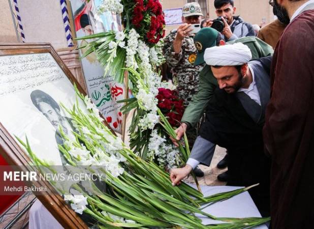 بیت تاریخی امام خمینی (ره) در قم گلباران شد