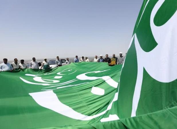 پرچم امام رضا (ع) بر فراز بام میناب به اهتزاز درآمد