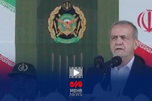 حضور مسعود پزشکیان در مراسم رژه روز ارتش جمهوری اسلامی ایران