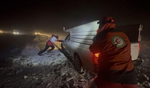 امدادرسانی به ۱۴۷ نفر گرفتار در برف و کولاک در آذربایجان غربی 