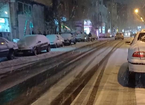 گرفتار شدن چندین خودرو در برف شهرستان اسکو