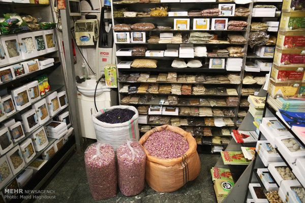 کشف ۳۰۰۰ قرص روانگردان و ۳ کیلوگرم مواد مخدر در ۵ عطاری پایتخت