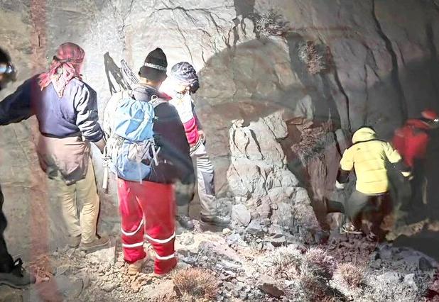 نجات موفق ۲ فرد گرفتار در ارتفاعات پیر نارکی مهریز با تلاش ۲۶ ساعته‌ امدادگران