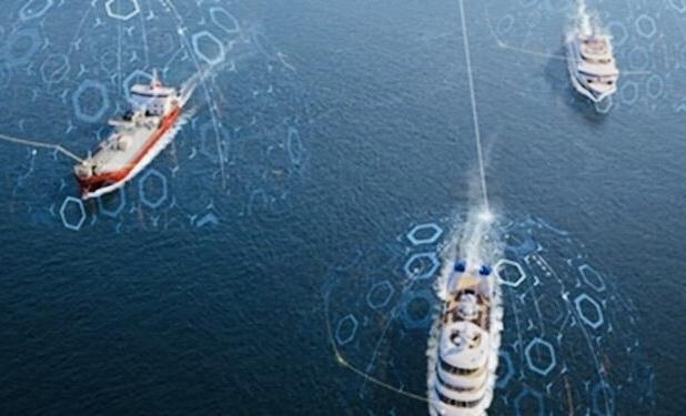 پایش ۲۹ ساعته دریایی هرمزگان؛ نجات ۱۴ خدمه شناور حادثه‌دیده در آب‌های کیش