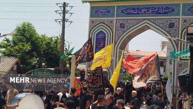 علمداری جوانان بندرکیاشهر در تاسوعا؛ فرهنگ عاشورا زنده‌ترین سلاح است