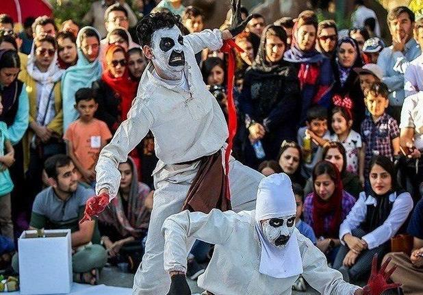 اجرای تئاتر خیابانی «چند امضا و تنگ بلور» در گلزار شهدای محلات