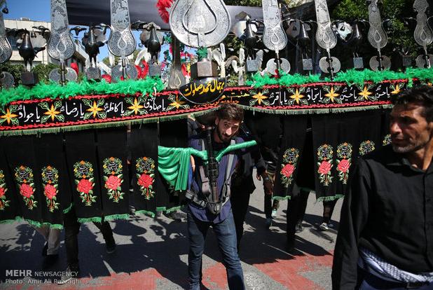 مراسم علم‌کشی حسینی در دهه دوم محرم در قرچک برگزار شد