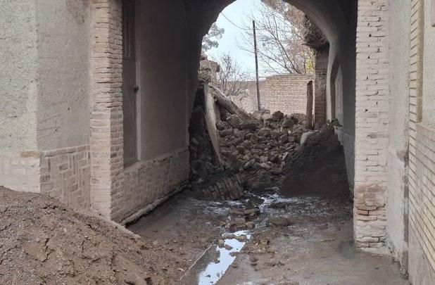 نفوذ روان آب باعث ریزش و تخریب بخشی از دروازه پنجاهه نائین شد