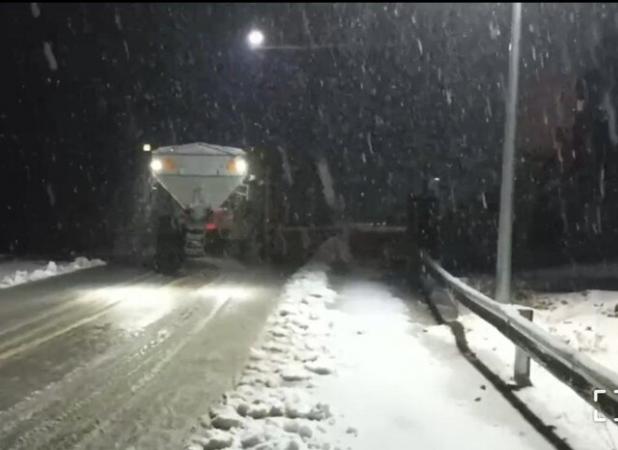 برف روبی و نمک پاشی محدوده گردنه ژالانه به همت راهداران سروآباد