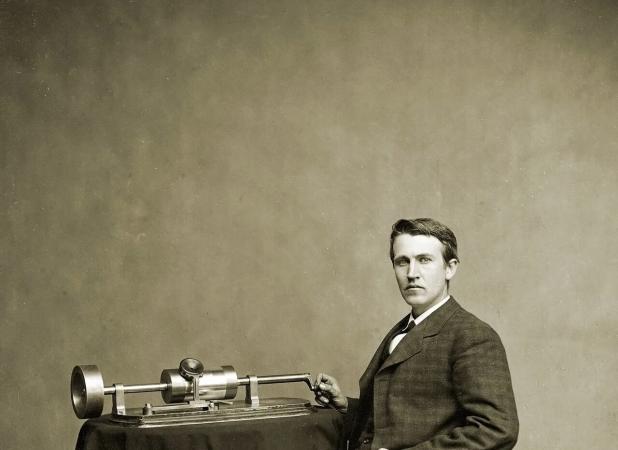 تصویری دیده نشده از ادیسون در کنار اختراع حیرت‌انگیزش