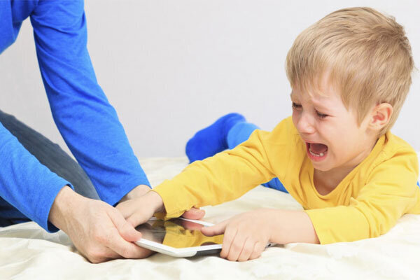 اعتیاد به فضای مجازی در کودکان نشانه‌ای از یک ناترازی در روابط انسانی و هیجانی کودک