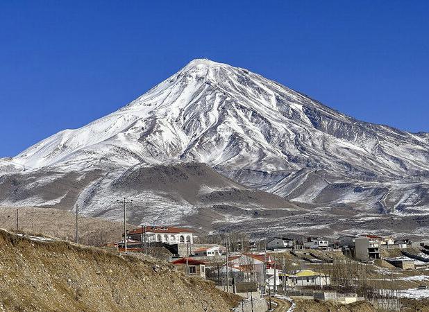 تصویری تلخ از قله دماوند در میان حجم آلودگی هوا