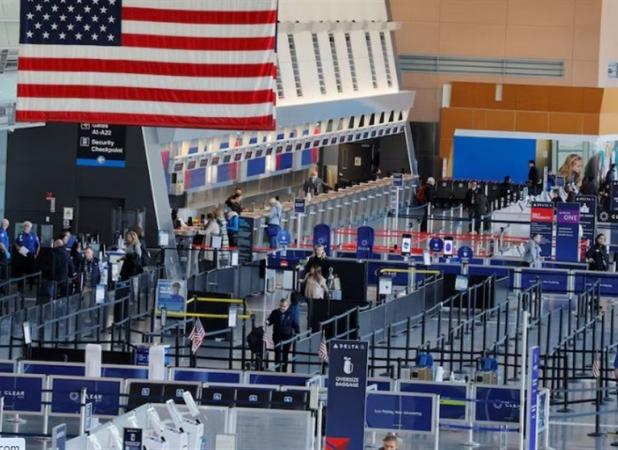 هشدار وزیر حمل و نقل آمریکا درباره الزام به کاهش پروازها