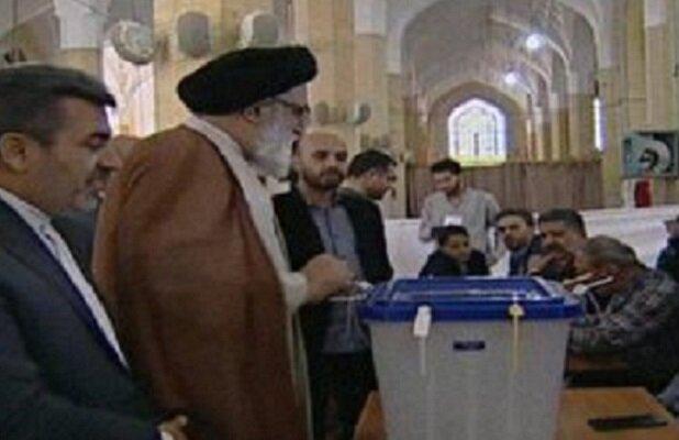 نماینده ولی فقیه در البرز رای خود را به صندوق انداخت