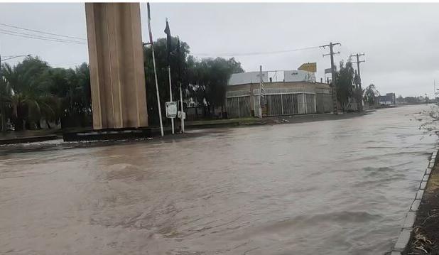 تداوم بارندگی در بم؛ ورود آب به بخش‌هایی از شهر و انسداد یک مسیر روستایی