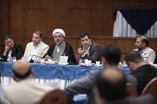 احمد دنیامالی: پایبندی به قوانین خط قرمز وزارت ورزش است