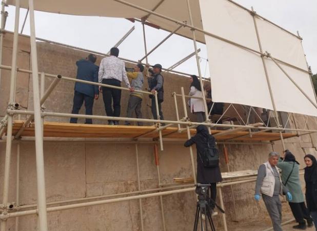 کتیبه سه‌زبانه داریوش اول در تخت جمشید در معرض بازدید گردشگران قرار می‌گیرد