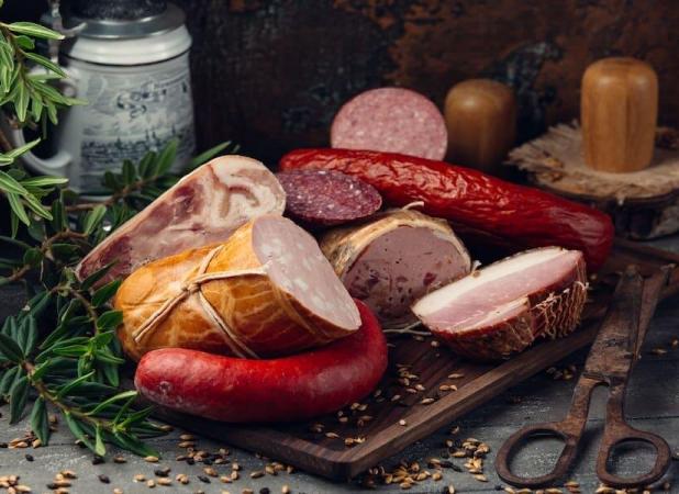 آیا مصرف سوسیس و کالباس واقعا ناسالمه؟ بررسی علمی بدون قضاوت