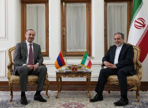 دیدار دبیر شورای امنیت ملی ارمنستان با عراقچی