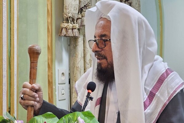 انتقاد مولوی ساداتی از وضعیت نامناسب جاده‌ها و حفاری‌های شهری