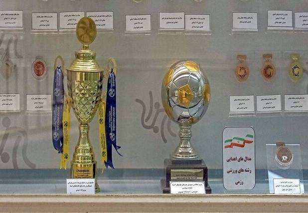 اهدای بیش از ۱۲۰۰ مدال و شیء نفیس به موزه حرم مطهر رضوی