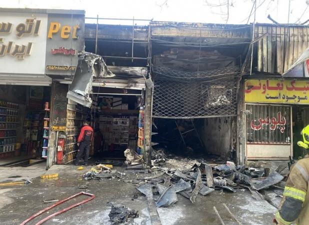 حریق یک مغازه سپرسازی در مشهد