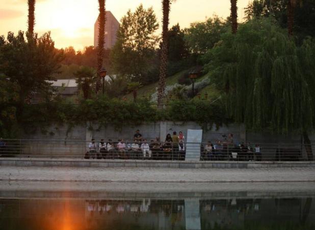 رقص «بادخورک‌ها» بر فراز دریاچه هنر تهران